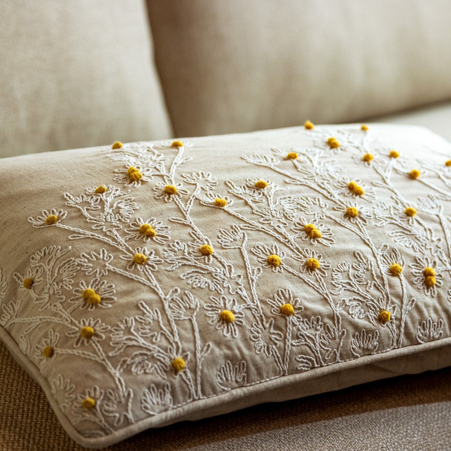 Luxe beige sierkussen daisy bloemenpint 40x60 |